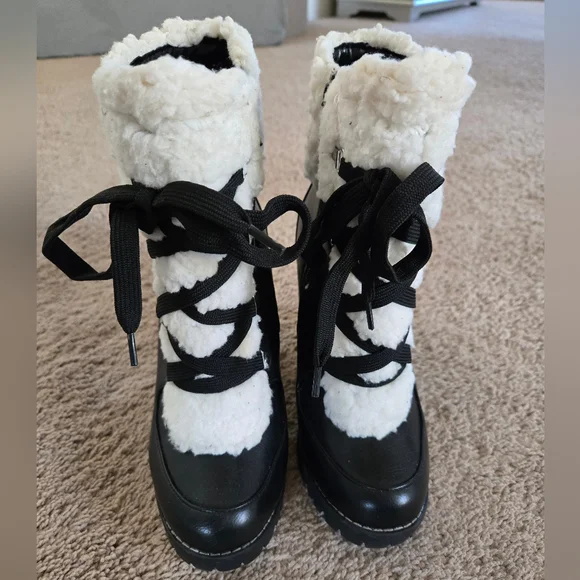 🔥 LIKE NEW BCBGENERATION FAUX FUR LEATHER BOOTS / BOOTIES SIZE 7 - Picture 4 of 8